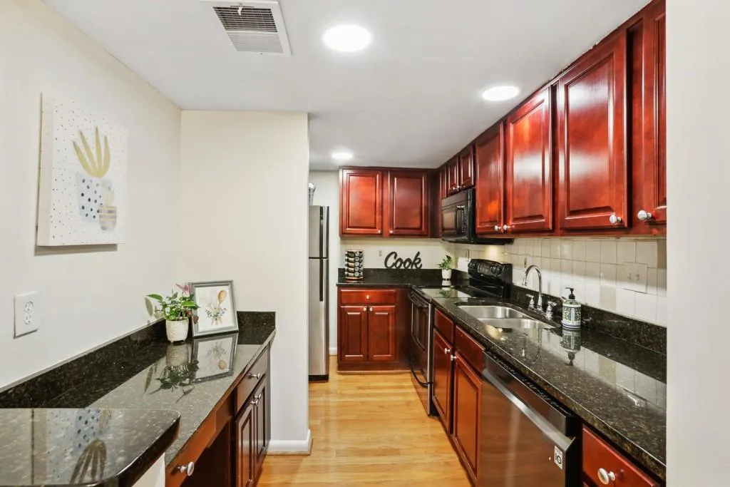 6900 Roswell Road Unit Q22, Sandy Springs, Georgia 30328, 2 Bedrooms Bedrooms, ,2 BathroomsBathrooms,Residential,Sold,6900 Roswell Road Unit Q22,7244031
