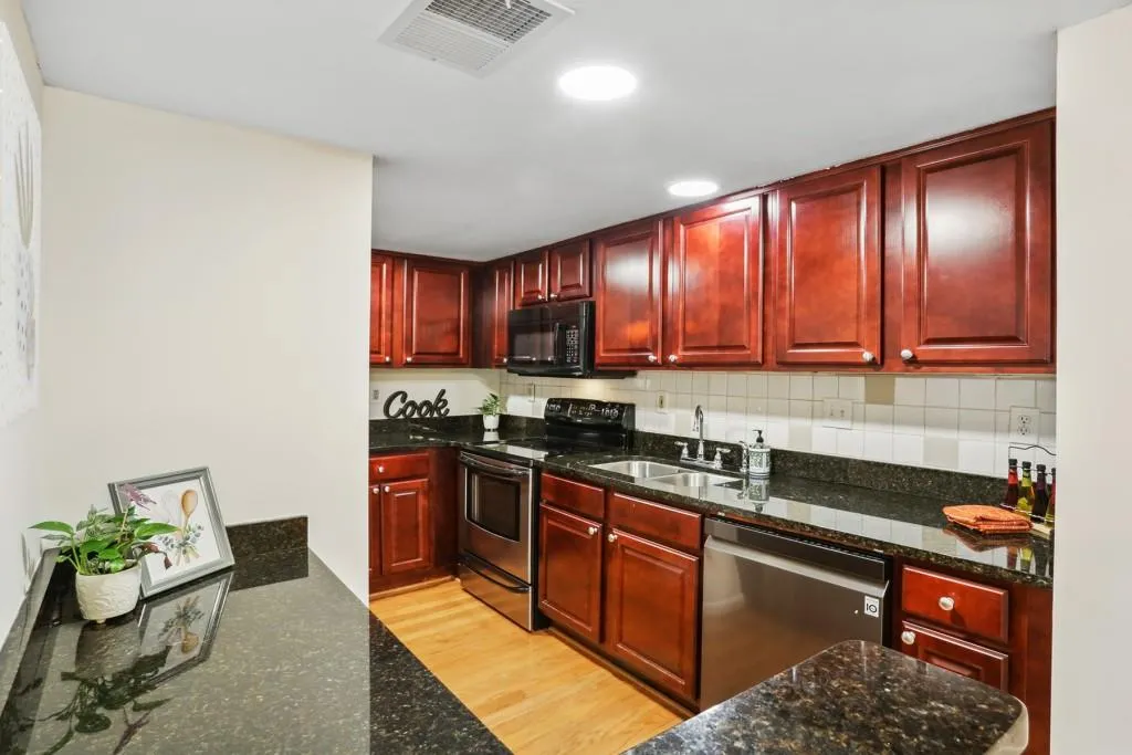 6900 Roswell Road Unit Q22, Sandy Springs, Georgia 30328, 2 Bedrooms Bedrooms, ,2 BathroomsBathrooms,Residential,Sold,6900 Roswell Road Unit Q22,7244031
