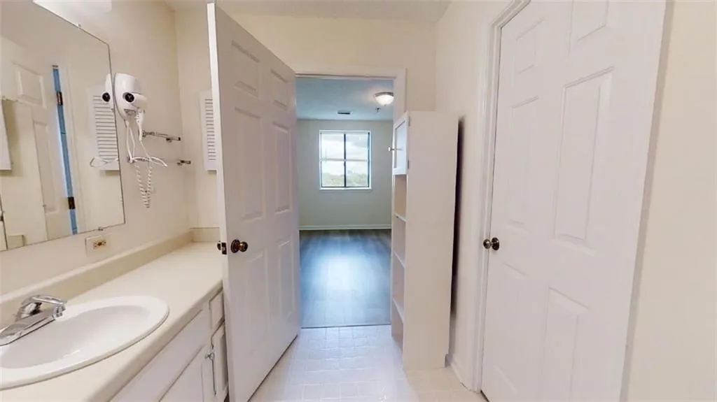 300 Johnson Ferry Road Ne Unit A1011, Sandy Springs, Georgia 30328, 1 Bedroom Bedrooms, ,1 BathroomBathrooms,Residential,Sold,300 Johnson Ferry Road Ne Unit A1011,7194035
