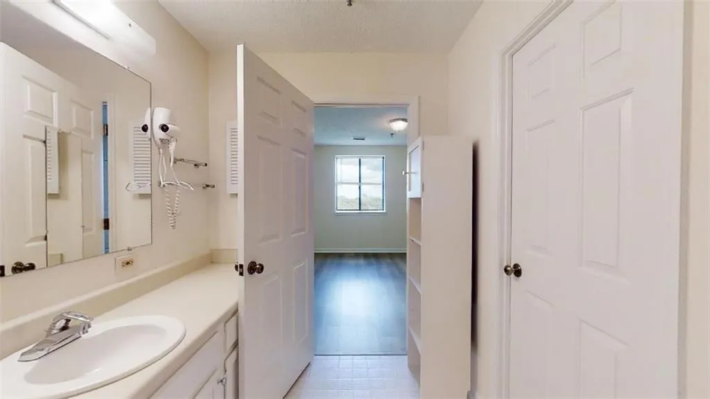300 Johnson Ferry Road Ne Unit A1011, Sandy Springs, Georgia 30328, 1 Bedroom Bedrooms, ,1 BathroomBathrooms,Residential,Sold,300 Johnson Ferry Road Ne Unit A1011,7194035