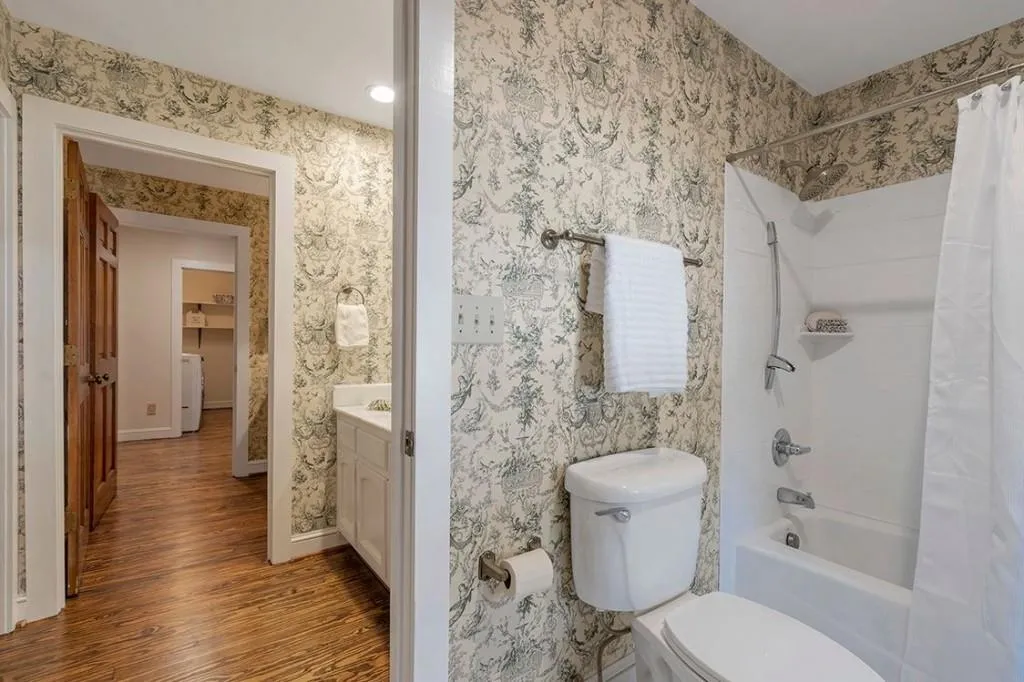 2200 Spalding Drive, Sandy Springs, Georgia 30350, 6 Bedrooms Bedrooms, ,3 BathroomsBathrooms,Residential,Sold,2200 Spalding Drive,7191107