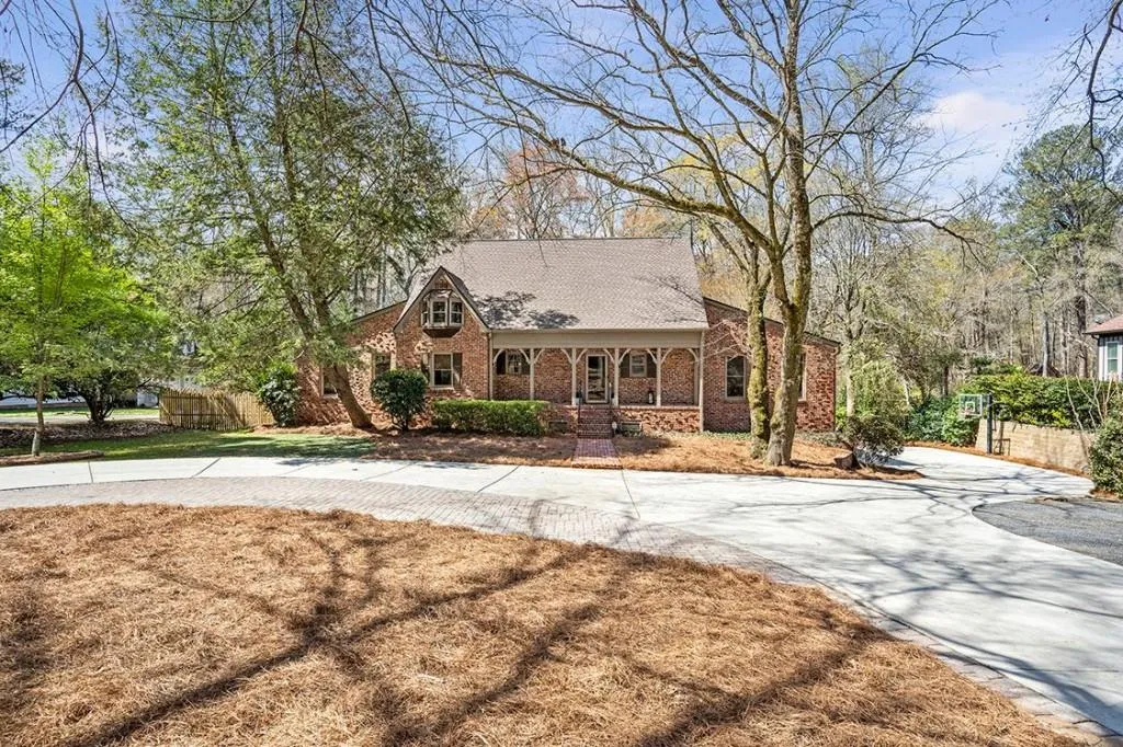 2200 Spalding Drive, Sandy Springs, Georgia 30350, 6 Bedrooms Bedrooms, ,3 BathroomsBathrooms,Residential,Sold,2200 Spalding Drive,7191107