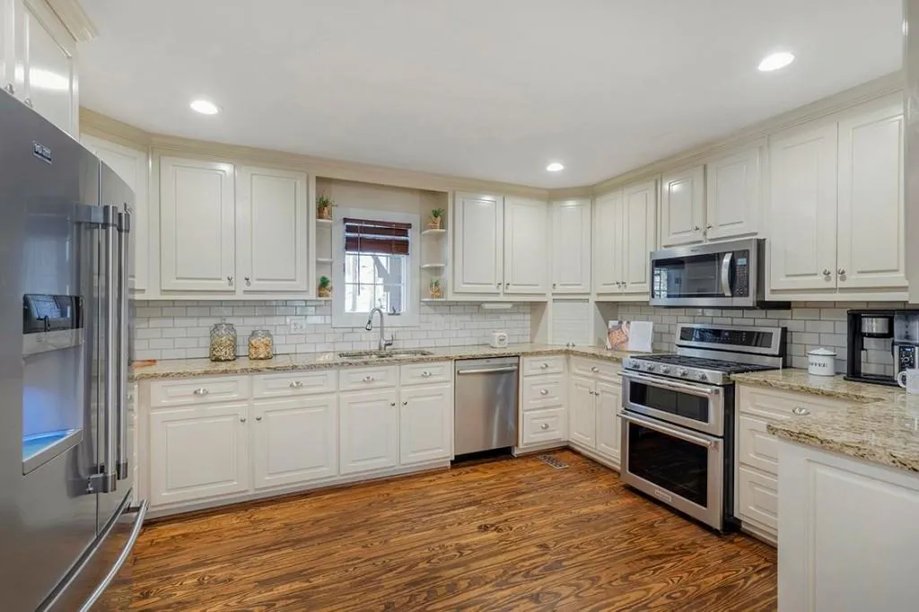 2200 Spalding Drive, Sandy Springs, Georgia 30350, 6 Bedrooms Bedrooms, ,3 BathroomsBathrooms,Residential,Sold,2200 Spalding Drive,7191107