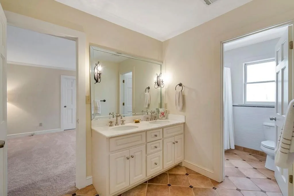 2200 Spalding Drive, Sandy Springs, Georgia 30350, 6 Bedrooms Bedrooms, ,3 BathroomsBathrooms,Residential,Sold,2200 Spalding Drive,7191107