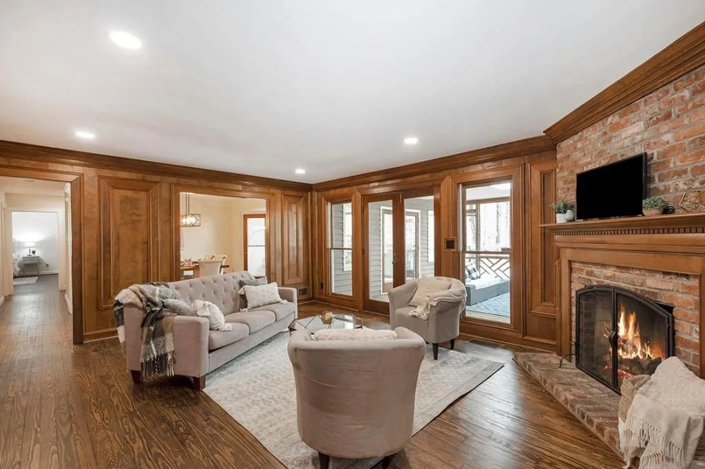 2200 Spalding Drive, Sandy Springs, Georgia 30350, 6 Bedrooms Bedrooms, ,3 BathroomsBathrooms,Residential,Sold,2200 Spalding Drive,7191107