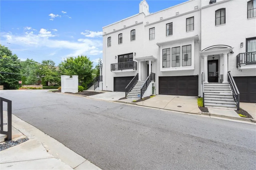 3667 Peachtree Road Ne Unit #1, Atlanta, Georgia 30319, 3 Bedrooms Bedrooms, 0 ,3 BathroomsBathrooms,Residential,For Sale,3667 Peachtree Road Ne Unit #1,7781753
