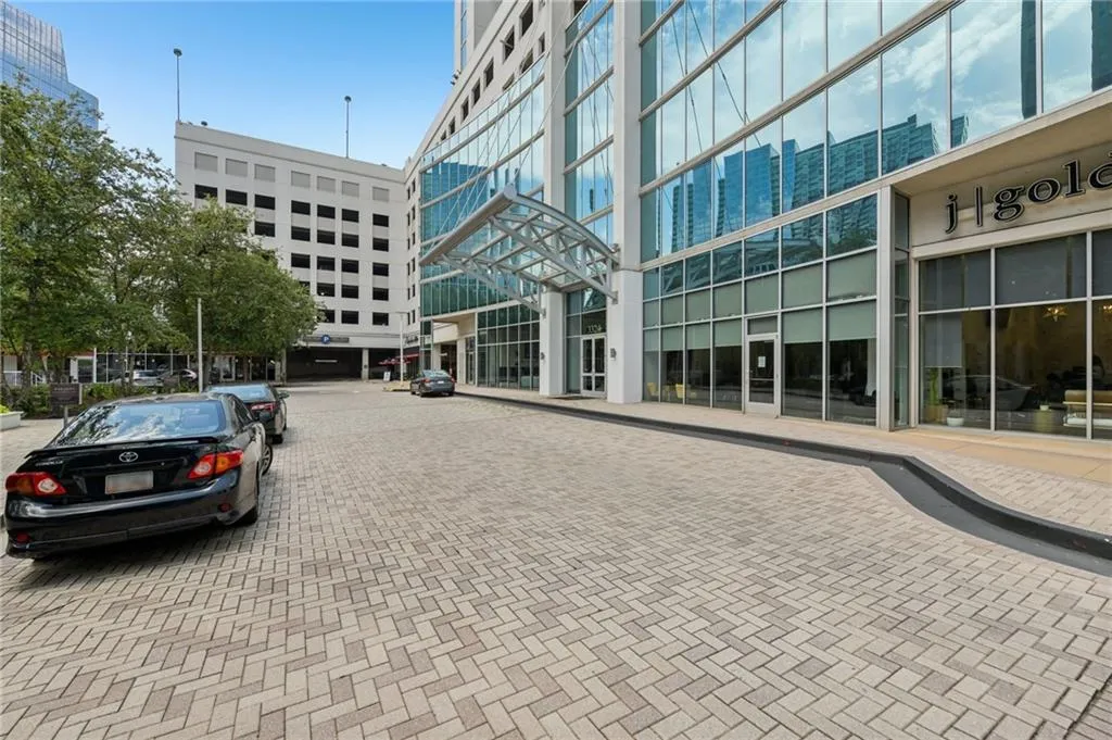 3324 Peachtree Road Ne Unit 1518, Atlanta, Georgia 30326, 2 Bedrooms Bedrooms, ,2 BathroomsBathrooms,Residential,For Sale,3324 Peachtree Road Ne Unit 1518,7626192