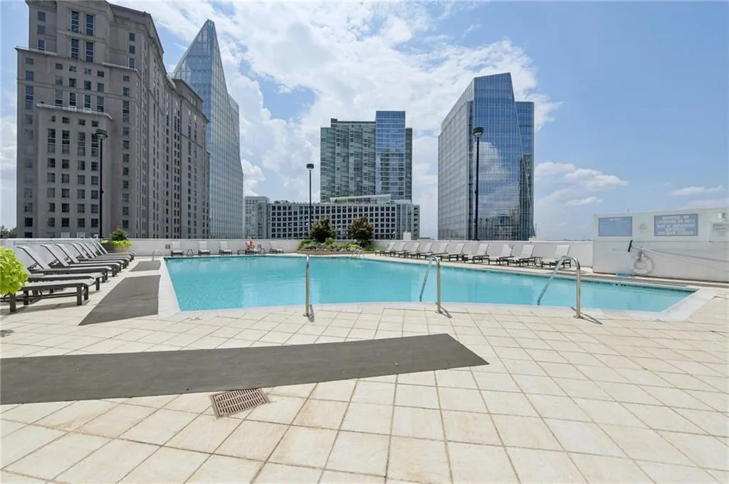 City views all around pool terrace