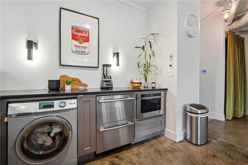 Laundry room with washer / clothes dryer and concrete flooring
