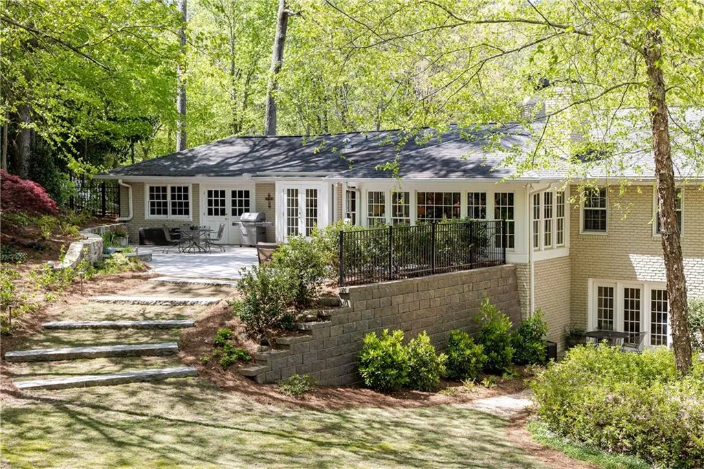 525 Londonberry Road, Atlanta, Georgia 30327, 4 Bedrooms Bedrooms, ,3 BathroomsBathrooms,Residential,Sold,525 Londonberry Road,7035464
