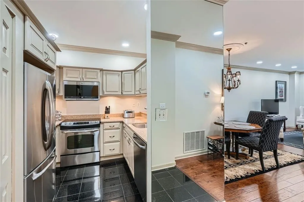 2499 Peachtree Road Ne Unit 108, Atlanta, Georgia 30305, 2 Bedrooms Bedrooms, ,2 BathroomsBathrooms,Residential,For Sale,2499 Peachtree Road Ne Unit 108,7579562
