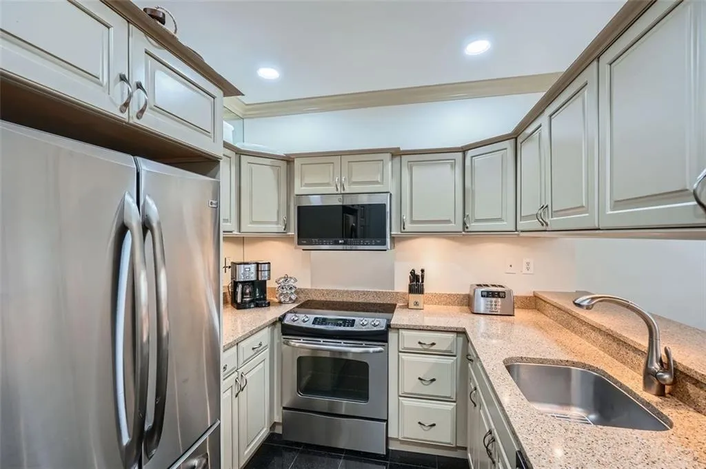 2499 Peachtree Road Ne Unit 108, Atlanta, Georgia 30305, 2 Bedrooms Bedrooms, ,2 BathroomsBathrooms,Residential,For Sale,2499 Peachtree Road Ne Unit 108,7579562