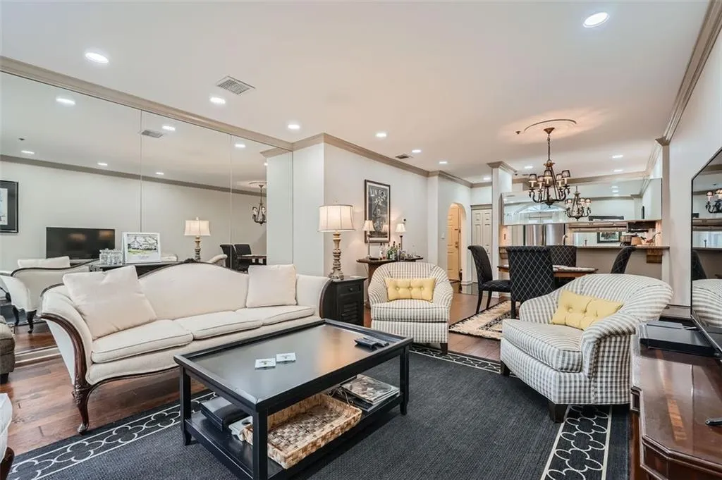 2499 Peachtree Road Ne Unit 108, Atlanta, Georgia 30305, 2 Bedrooms Bedrooms, ,2 BathroomsBathrooms,Residential,For Sale,2499 Peachtree Road Ne Unit 108,7579562