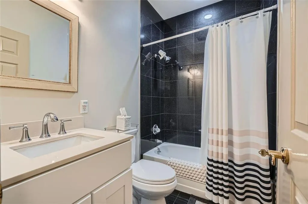 2499 Peachtree Road Ne Unit 108, Atlanta, Georgia 30305, 2 Bedrooms Bedrooms, ,2 BathroomsBathrooms,Residential,For Sale,2499 Peachtree Road Ne Unit 108,7579562