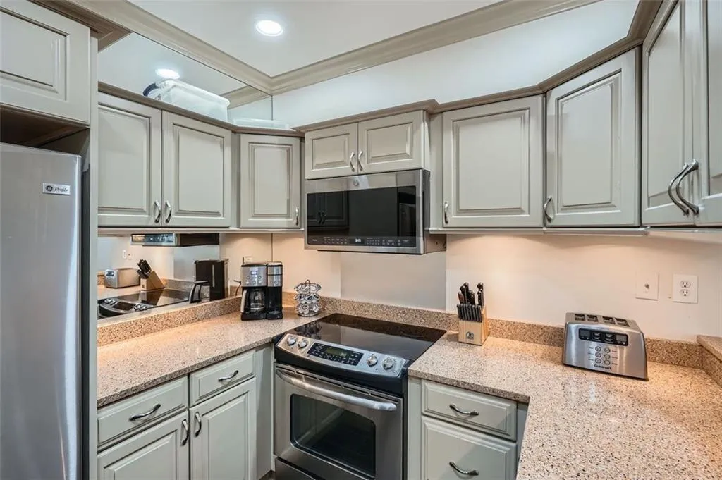 2499 Peachtree Road Ne Unit 108, Atlanta, Georgia 30305, 2 Bedrooms Bedrooms, ,2 BathroomsBathrooms,Residential,For Sale,2499 Peachtree Road Ne Unit 108,7579562