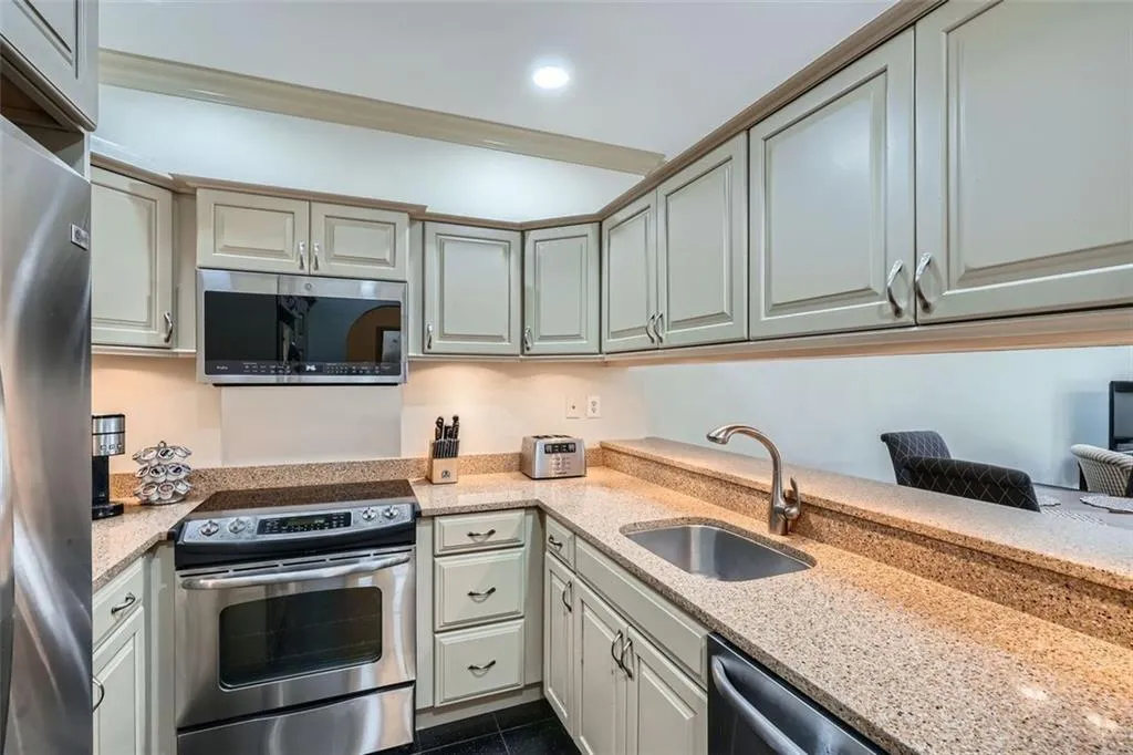 2499 Peachtree Road Ne Unit 108, Atlanta, Georgia 30305, 2 Bedrooms Bedrooms, ,2 BathroomsBathrooms,Residential,For Sale,2499 Peachtree Road Ne Unit 108,7579562