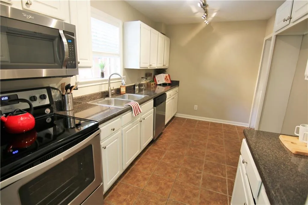 1302 Brighton Point Unit 1302, Sandy Springs, Georgia 30328, 3 Bedrooms Bedrooms, ,2 BathroomsBathrooms,Residential,Sold,1302 Brighton Point Unit 1302,5772744