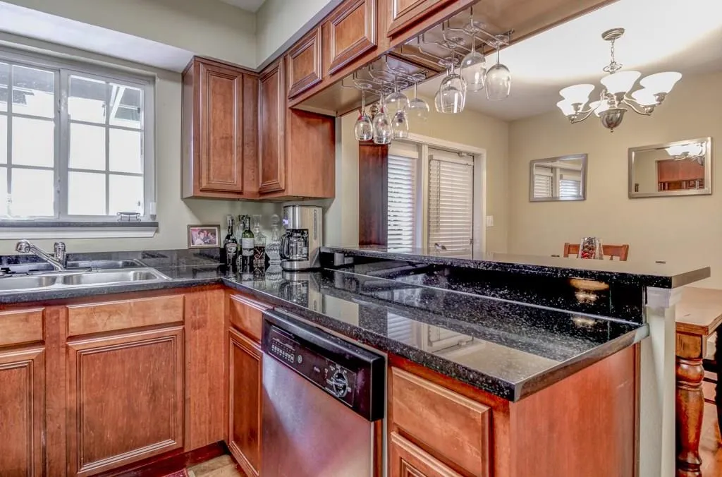 6940 Roswell Road Unit 1d, Atlanta, Georgia 30328, 2 Bedrooms Bedrooms, ,1 BathroomBathrooms,Residential,Sold,6940 Roswell Road Unit 1d,5560042