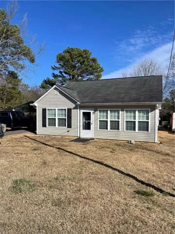 View of front facade with a front lawn