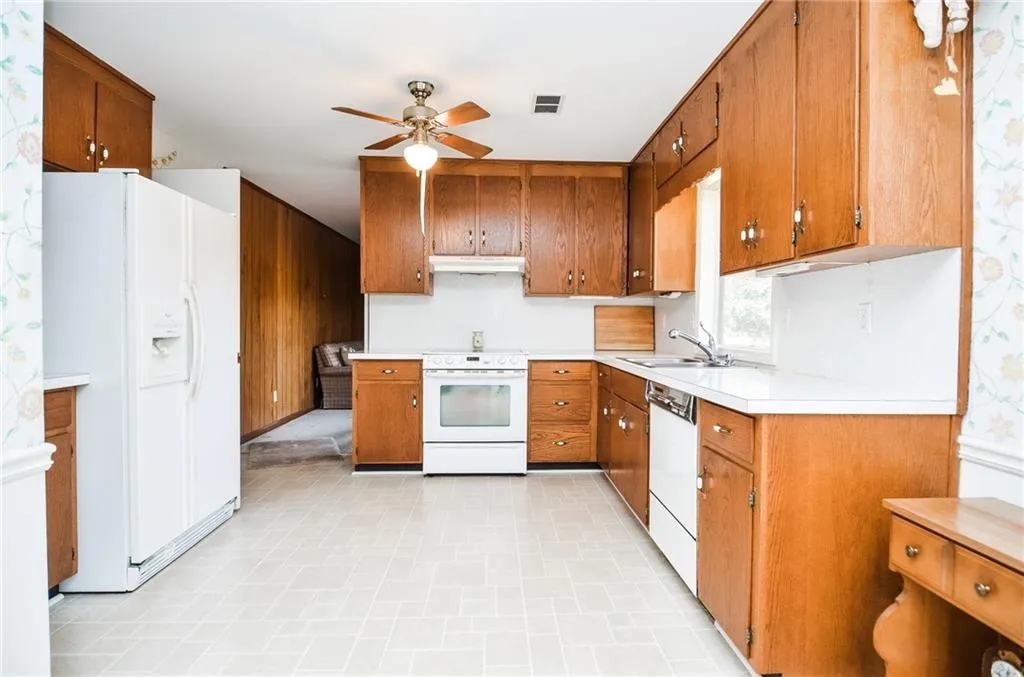 195 N Springs Court, Sandy Springs, Georgia 30328, 3 Bedrooms Bedrooms, ,2 BathroomsBathrooms,Residential,Sold,195 N Springs Court,7138143