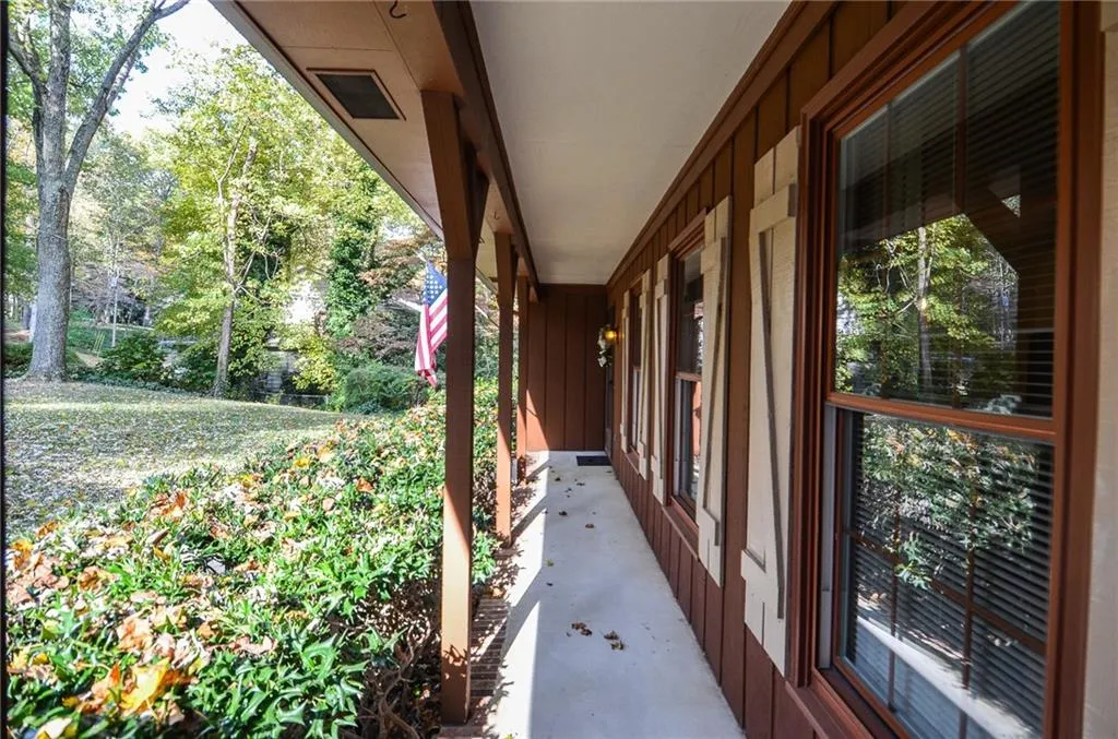 195 N Springs Court, Sandy Springs, Georgia 30328, 3 Bedrooms Bedrooms, ,2 BathroomsBathrooms,Residential,Sold,195 N Springs Court,7138143