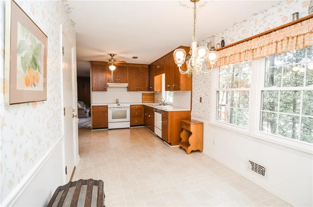 195 N Springs Court, Sandy Springs, Georgia 30328, 3 Bedrooms Bedrooms, ,2 BathroomsBathrooms,Residential,Sold,195 N Springs Court,7138143