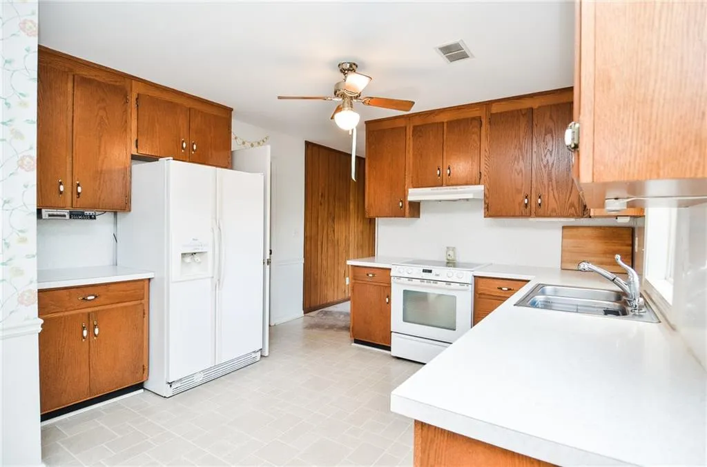195 N Springs Court, Sandy Springs, Georgia 30328, 3 Bedrooms Bedrooms, ,2 BathroomsBathrooms,Residential,Sold,195 N Springs Court,7138143