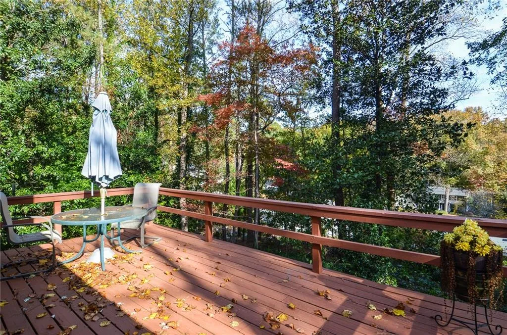 195 N Springs Court, Sandy Springs, Georgia 30328, 3 Bedrooms Bedrooms, ,2 BathroomsBathrooms,Residential,Sold,195 N Springs Court,7138143