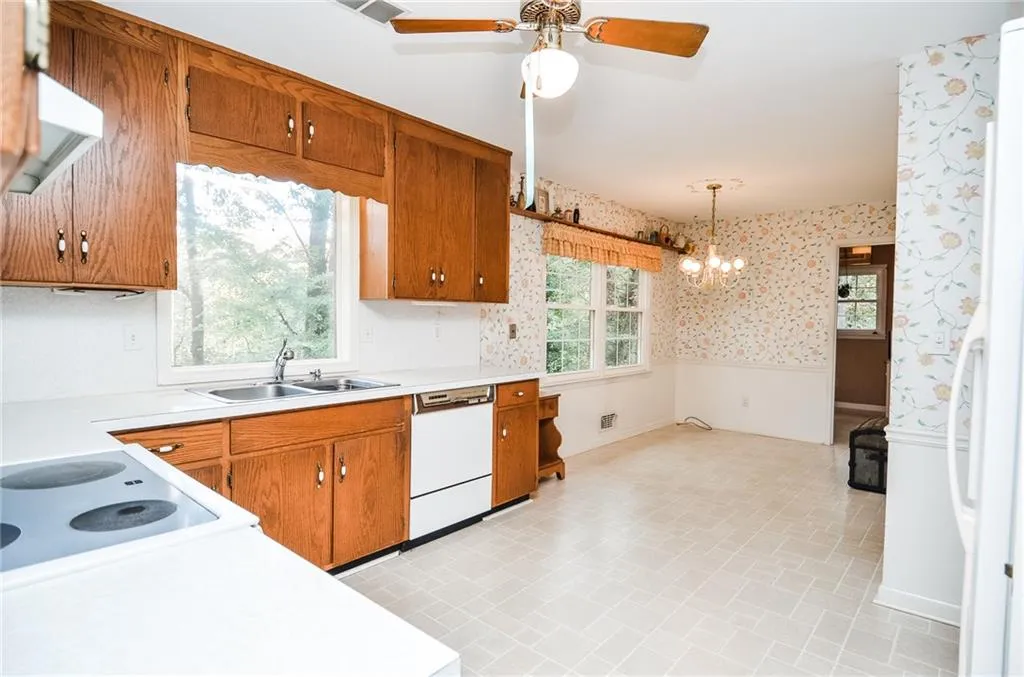 195 N Springs Court, Sandy Springs, Georgia 30328, 3 Bedrooms Bedrooms, ,2 BathroomsBathrooms,Residential,Sold,195 N Springs Court,7138143