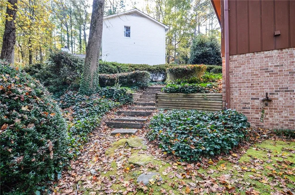 195 N Springs Court, Sandy Springs, Georgia 30328, 3 Bedrooms Bedrooms, ,2 BathroomsBathrooms,Residential,Sold,195 N Springs Court,7138143