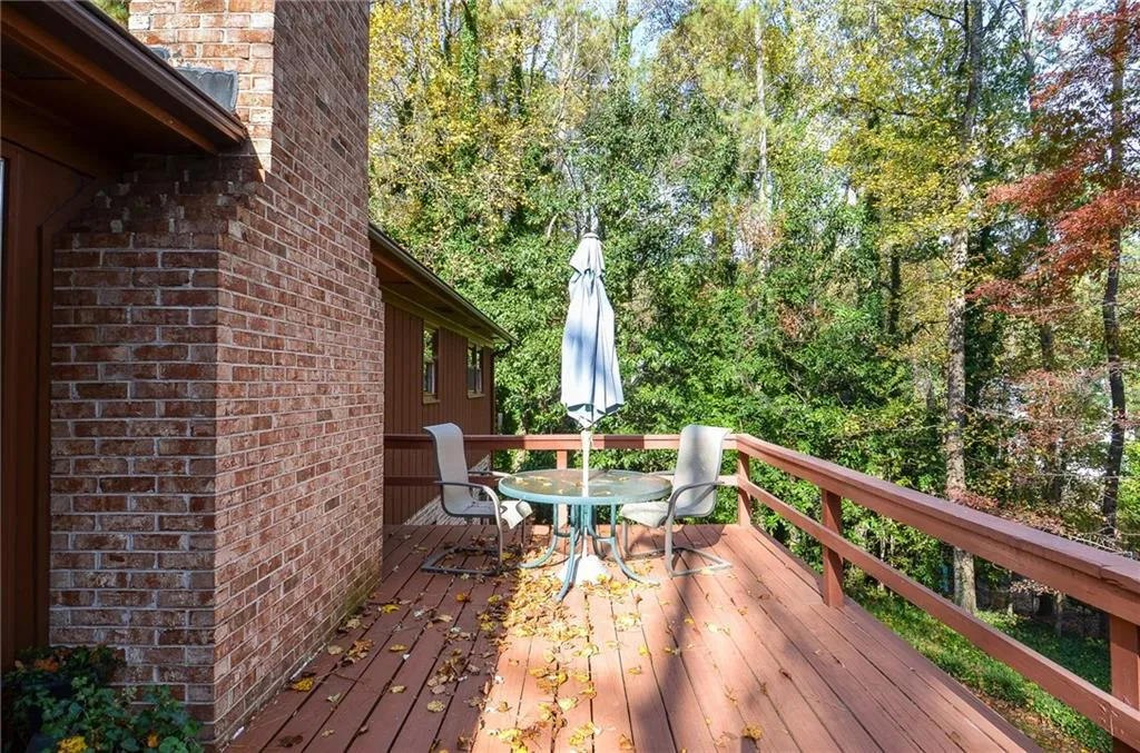 195 N Springs Court, Sandy Springs, Georgia 30328, 3 Bedrooms Bedrooms, ,2 BathroomsBathrooms,Residential,Sold,195 N Springs Court,7138143