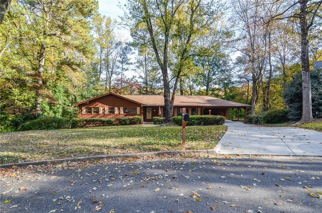 195 N Springs Court, Sandy Springs, Georgia 30328, 3 Bedrooms Bedrooms, ,2 BathroomsBathrooms,Residential,Sold,195 N Springs Court,7138143