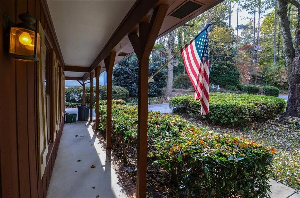 195 N Springs Court, Sandy Springs, Georgia 30328, 3 Bedrooms Bedrooms, ,2 BathroomsBathrooms,Residential,Sold,195 N Springs Court,7138143