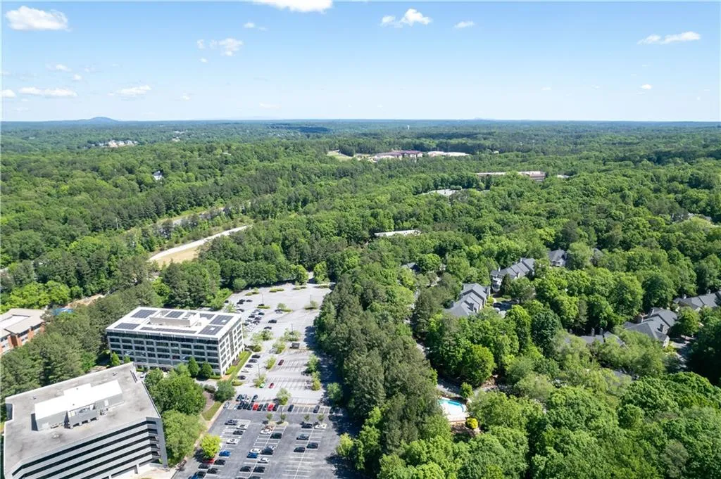 Heritage Oaks is located just a short distance to shopping & dining & easy access to major highways, including I-285 & I-75.