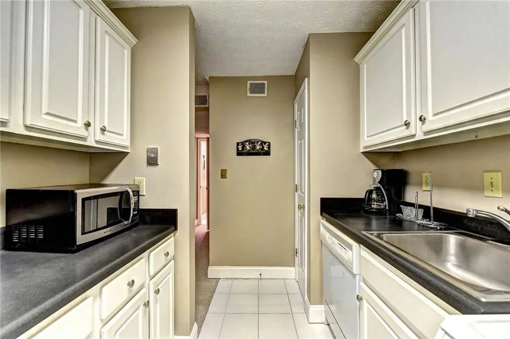 606 River Run Drive, Sandy Springs, Georgia 30350, 1 Bedroom Bedrooms, ,1 BathroomBathrooms,Residential,Sold,606 River Run Drive,6617770