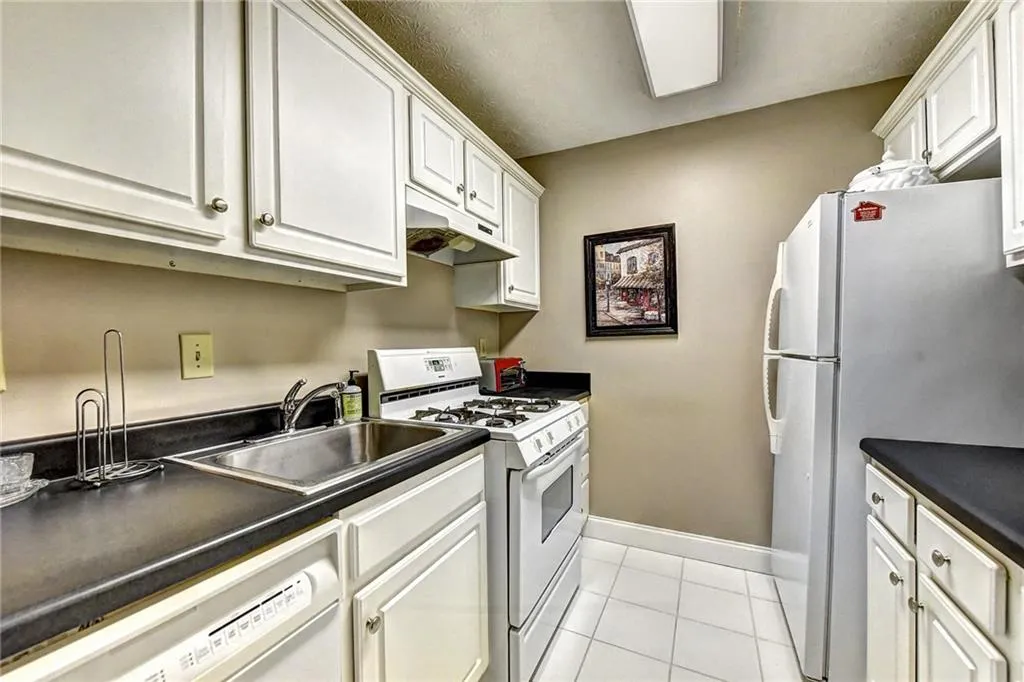 606 River Run Drive, Sandy Springs, Georgia 30350, 1 Bedroom Bedrooms, ,1 BathroomBathrooms,Residential,Sold,606 River Run Drive,6617770
