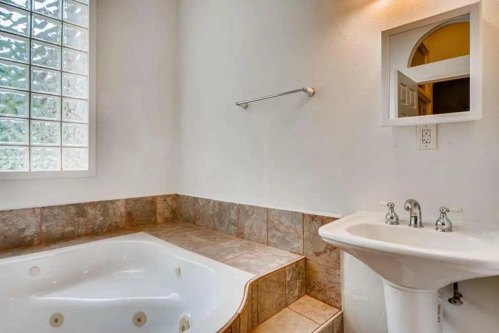 1050 Edgewater Drive, Sandy Springs, Georgia 30328, 5 Bedrooms Bedrooms, ,4 BathroomsBathrooms,Residential,Sold,1050 Edgewater Drive,6725674