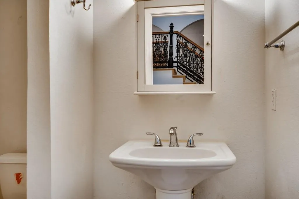 1050 Edgewater Drive, Sandy Springs, Georgia 30328, 5 Bedrooms Bedrooms, ,4 BathroomsBathrooms,Residential,Sold,1050 Edgewater Drive,6725674