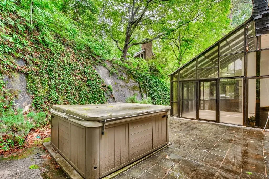 1050 Edgewater Drive, Sandy Springs, Georgia 30328, 5 Bedrooms Bedrooms, ,4 BathroomsBathrooms,Residential,Sold,1050 Edgewater Drive,6725674