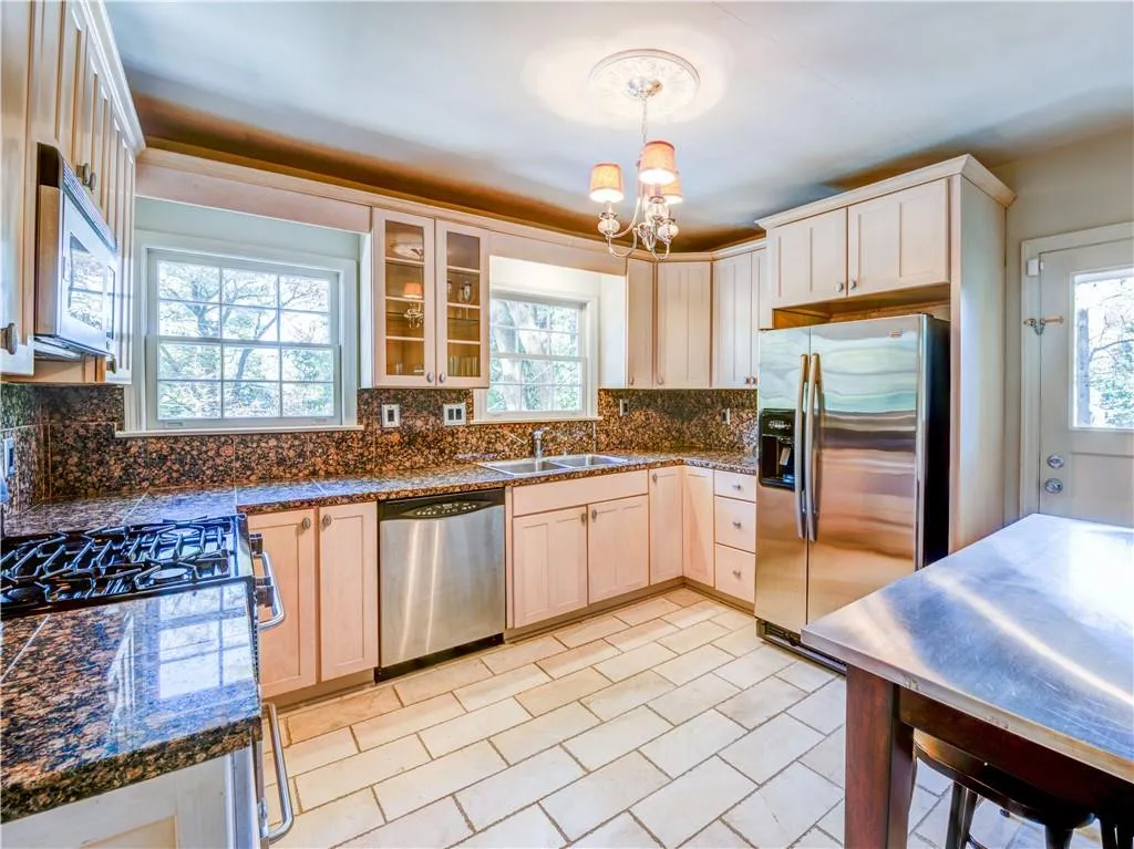 195 Alberta Drive Ne, Atlanta, Georgia 30305, 3 Bedrooms Bedrooms, ,2 BathroomsBathrooms,Residential,For Sale,195 Alberta Drive Ne,7613771