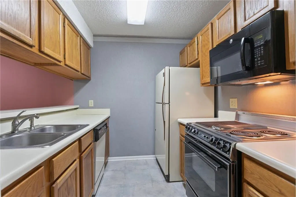 406 Barrington Hills Drive, Sandy Springs, Georgia 30350, 2 Bedrooms Bedrooms, ,2 BathroomsBathrooms,Residential,Sold,406 Barrington Hills Drive,6645327