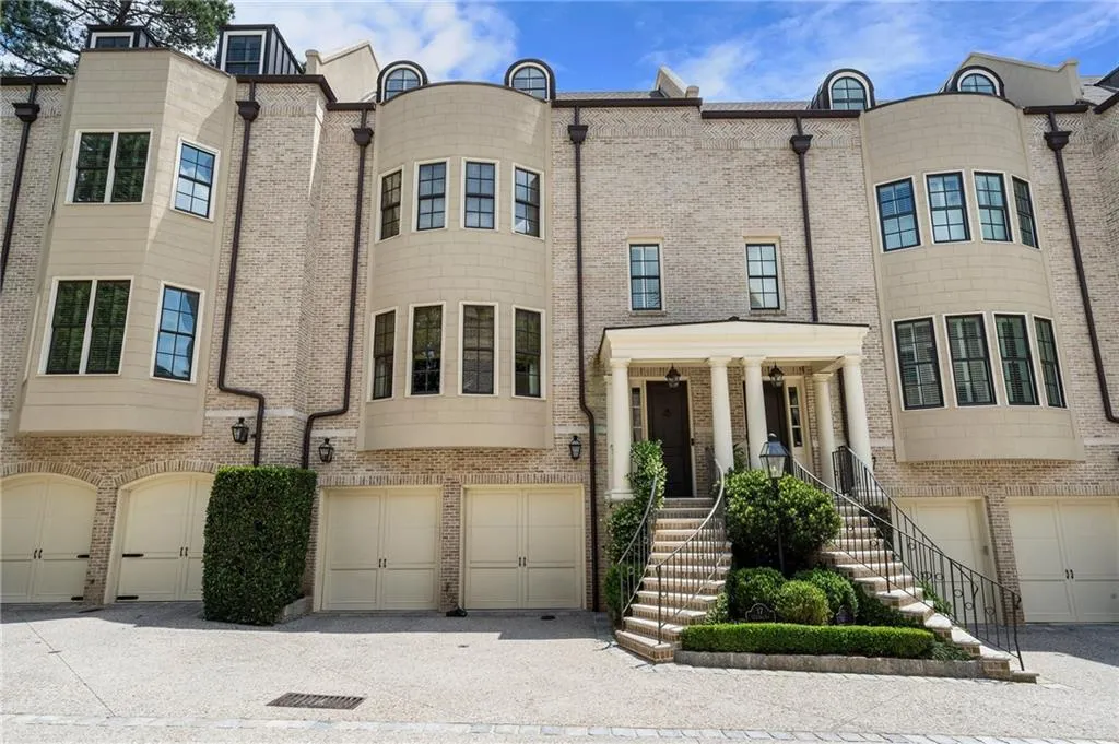 122 Old Ivy Road Ne Unit 17, Atlanta, Georgia 30342, 4 Bedrooms Bedrooms, ,4 BathroomsBathrooms,Residential,Sold,122 Old Ivy Road Ne Unit 17,7575352