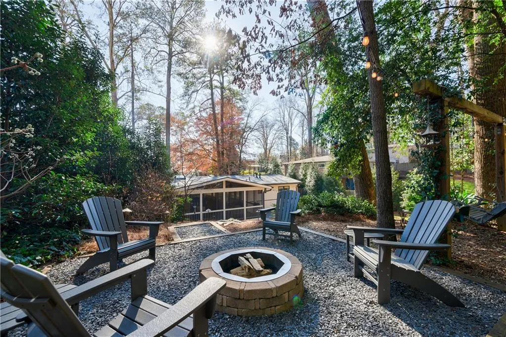 472 Carolwood Lane, Atlanta, Georgia 30342, 3 Bedrooms Bedrooms, ,3 BathroomsBathrooms,Residential,Sold,472 Carolwood Lane,6827449