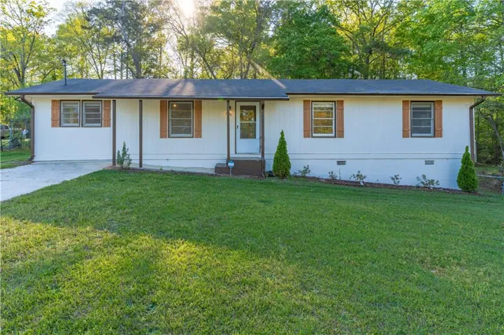 Single story home with crawl space, a front lawn, and covered porch