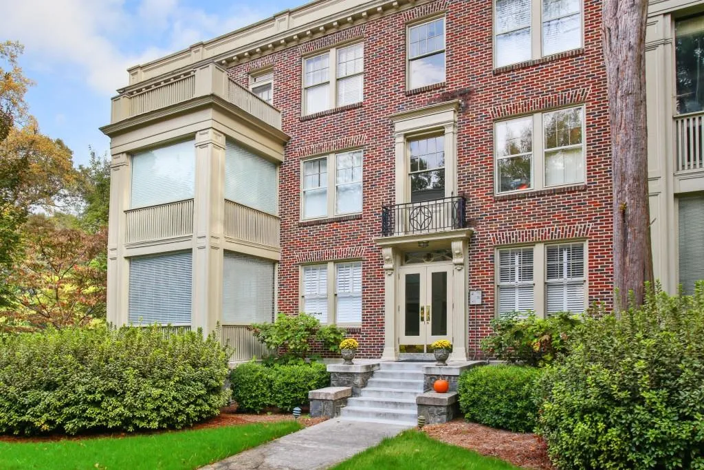 2260 Peachtree Road Unit D6, Atlanta, Georgia 30309, 2 Bedrooms Bedrooms, ,1 BathroomBathrooms,Residential,Sold,2260 Peachtree Road Unit D6,5784704