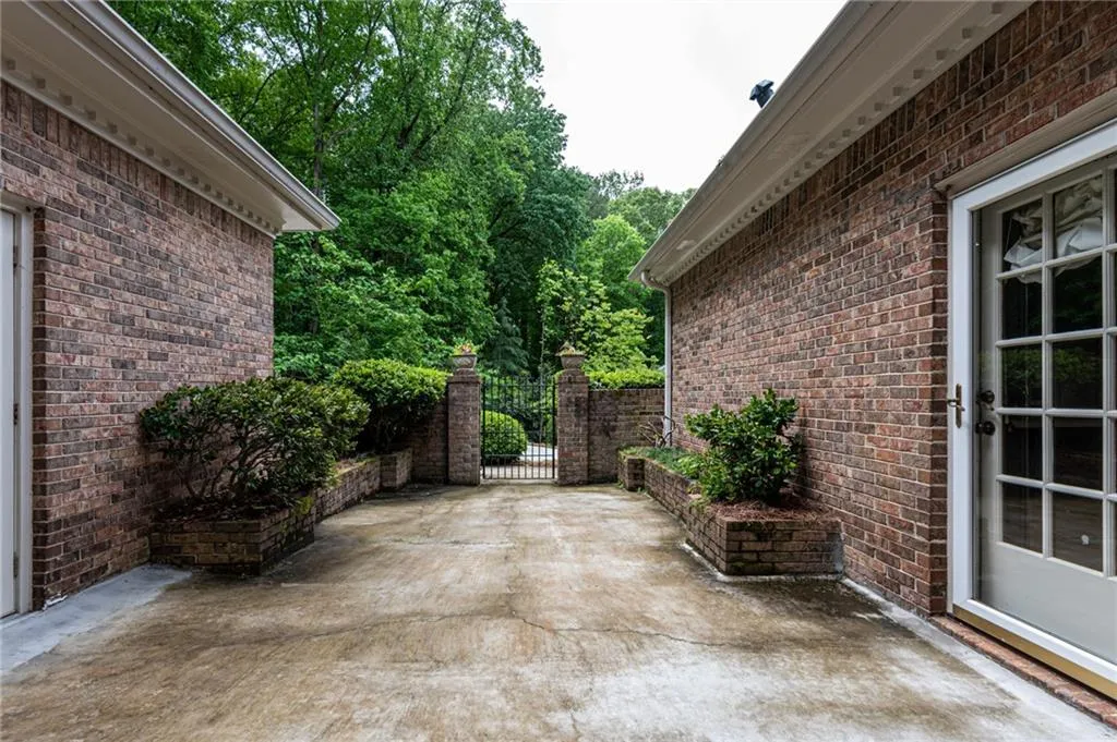 125 River Landing, Sandy Springs, Georgia 30350, 5 Bedrooms Bedrooms, ,4 BathroomsBathrooms,Residential,Sold,125 River Landing,6717953