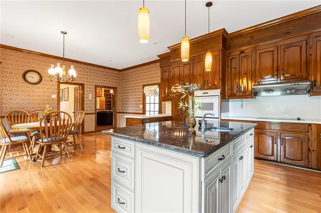 125 River Landing, Sandy Springs, Georgia 30350, 5 Bedrooms Bedrooms, ,4 BathroomsBathrooms,Residential,Sold,125 River Landing,6717953