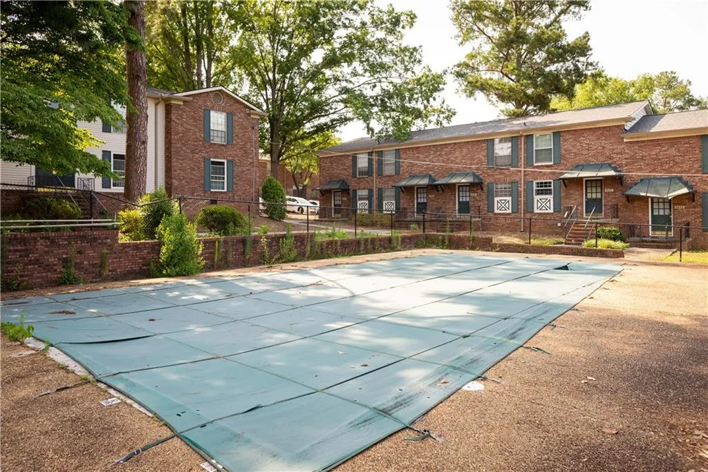 5625 Kingsport Drive, Atlanta, Georgia 30342, 2 Bedrooms Bedrooms, ,1 BathroomBathrooms,Residential,Sold,5625 Kingsport Drive,6910598