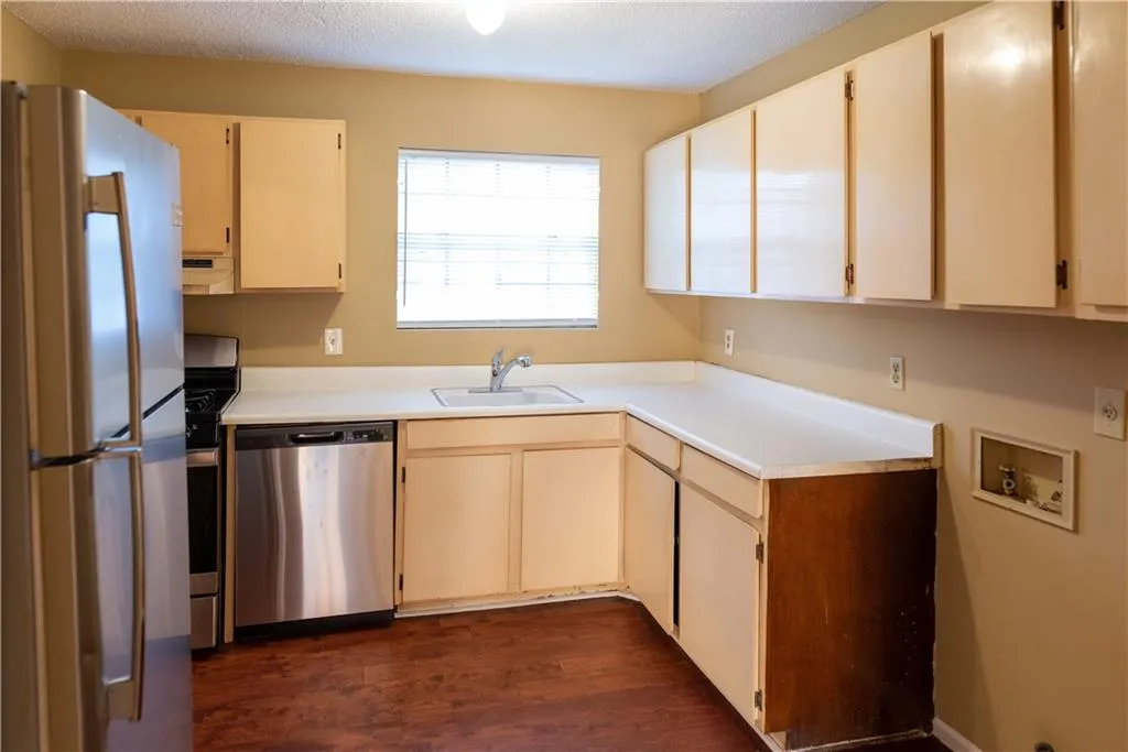 5625 Kingsport Drive, Atlanta, Georgia 30342, 2 Bedrooms Bedrooms, ,1 BathroomBathrooms,Residential,Sold,5625 Kingsport Drive,6910598