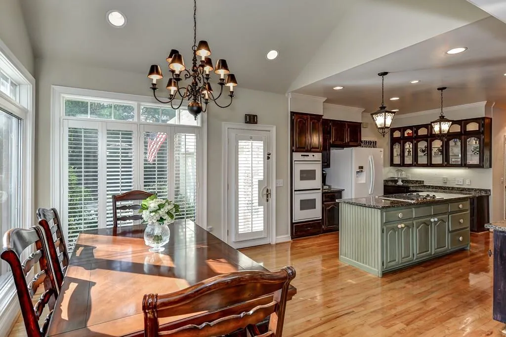 195 Marsh Glen Point, Sandy Springs, Georgia 30328, 4 Bedrooms Bedrooms, ,3 BathroomsBathrooms,Residential,Sold,195 Marsh Glen Point,5619308